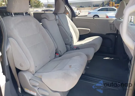 2019 Toyota Sienna Le 8 Passenger z USA, uszkodzony, nr VIN 5TDKZ3DC0KS973786